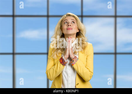 Schöne junge business Frau zu beten. Stockfoto