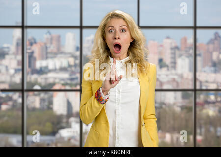 Expressive junge Frau, eine Idee zu haben. Stockfoto