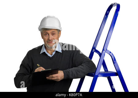 Reifen Ingenieur stützte sich auf eine Leiter. Stockfoto