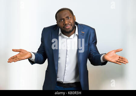 Schwarzer Geschäftsmann zuckte mit den Schultern. Stockfoto