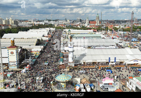 München, Deutschland. 17 Sep, 2017. Zahlreiche Besucher Spaziergang über das Gelände des Oktoberfestes Kirmes in München, Deutschland, 17. September 2017. Foto: Andreas Gebert/dpa/Alamy leben Nachrichten Stockfoto