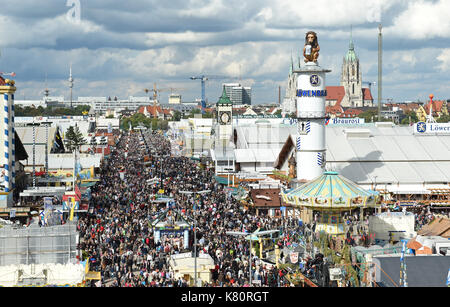 München, Deutschland. 17 Sep, 2017. Zahlreiche Besucher Spaziergang über das Gelände des Oktoberfestes Kirmes in München, Deutschland, 17. September 2017. Foto: Andreas Gebert/dpa/Alamy leben Nachrichten Stockfoto