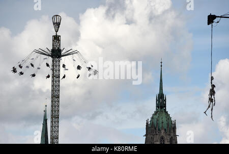 München, Deutschland. 17 Sep, 2017. Besucher haben die Messe reiten Spaß auf dem Oktoberfest in München, Deutschland, 17. September 2017. Foto: Andreas Gebert/dpa/Alamy leben Nachrichten Stockfoto