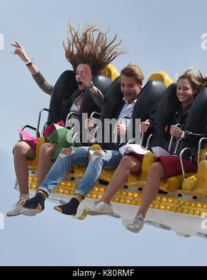 München, Deutschland. 17 Sep, 2017. Besucher haben die Messe reiten Spaß auf dem Oktoberfest in München, Deutschland, 17. September 2017. Foto: Andreas Gebert/dpa/Alamy leben Nachrichten Stockfoto