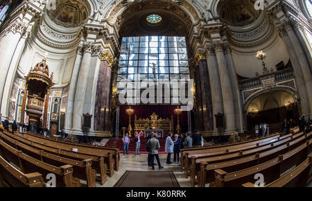 Eine ca. 16 Meter hohe Installation von 77 Spiegel im Berliner Dom, Deutschland, 17. September 2017 gesehen werden kann. Die kunstwerke von Philipp von Matt ist der Höhepunkt des Jubiläumsjahres der Reformation. Der Spiegel an der Wand kann von Sonntag an bis zum 12. November 2017 gesehen werden. Foto: Paul Zinken/dpa Stockfoto