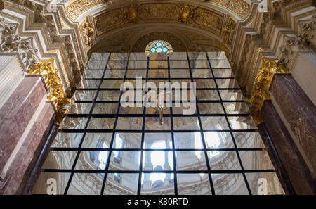 Eine ca. 16 Meter hohe Installation von 77 Spiegel im Berliner Dom, Deutschland, 17. September 2017 gesehen werden kann. Die kunstwerke von Philipp von Matt ist der Höhepunkt des Jubiläumsjahres der Reformation. Der Spiegel an der Wand kann von Sonntag an bis zum 12. November 2017 gesehen werden. Foto: Paul Zinken/dpa Stockfoto