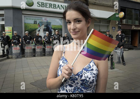 Belgrad, Belgrad, Serbien. 17 Sep, 2017. Europa, Serbien, Belgrad, 17. September 2017: Gay Pride für die Straßen von Belgrad. In einer Stadt gesperrt und von der Polizei aus Angst vor Angriffen durch homophobes und Fußball-Fans bewaffnet, die LGBT Gemeinschaft für die Partei wieder vereint. Zum ersten Mal eine homosexuelle Premierminister in der Parade teilnimmt. Die Serbische homosexuelle Gemeinschaft fordert Rechte. Credit: Danilo Balducci/ZUMA Draht/Alamy leben Nachrichten Stockfoto