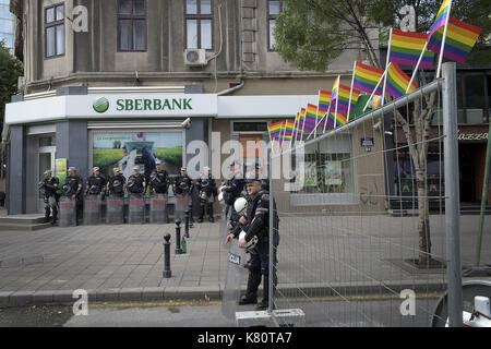 Belgrad, Belgrad, Serbien. 17 Sep, 2017. Europa, Serbien, Belgrad, 17. September 2017: Gay Pride für die Straßen von Belgrad. In einer Stadt gesperrt und von der Polizei aus Angst vor Angriffen durch homophobes und Fußball-Fans bewaffnet, die LGBT Gemeinschaft für die Partei wieder vereint. Zum ersten Mal eine homosexuelle Premierminister in der Parade teilnimmt. Die Serbische homosexuelle Gemeinschaft fordert Rechte. Credit: Danilo Balducci/ZUMA Draht/Alamy leben Nachrichten Stockfoto