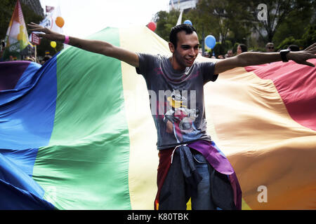 Belgrad, Belgrad, Serbien. 17 Sep, 2017. Europa, Serbien, Belgrad, 17. September 2017: Gay Pride für die Straßen von Belgrad. In einer Stadt gesperrt und von der Polizei aus Angst vor Angriffen durch homophobes und Fußball-Fans bewaffnet, die LGBT Gemeinschaft für die Partei wieder vereint. Zum ersten Mal eine homosexuelle Premierminister in der Parade teilnimmt. Die Serbische homosexuelle Gemeinschaft fordert Rechte. Credit: Danilo Balducci/ZUMA Draht/Alamy leben Nachrichten Stockfoto