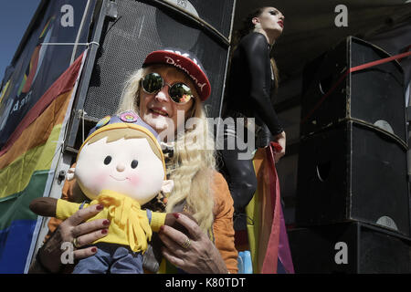 Belgrad, Belgrad, Serbien. 17 Sep, 2017. Europa, Serbien, Belgrad, 17. September 2017: Gay Pride für die Straßen von Belgrad. In einer Stadt gesperrt und von der Polizei aus Angst vor Angriffen durch homophobes und Fußball-Fans bewaffnet, die LGBT Gemeinschaft für die Partei wieder vereint. Zum ersten Mal eine homosexuelle Premierminister in der Parade teilnimmt. Die Serbische homosexuelle Gemeinschaft fordert Rechte. Credit: Danilo Balducci/ZUMA Draht/Alamy leben Nachrichten Stockfoto