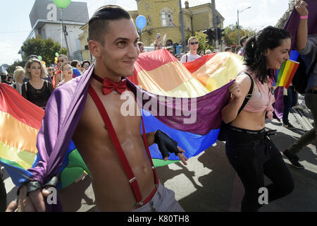 Belgrad, Belgrad, Serbien. 17 Sep, 2017. Europa, Serbien, Belgrad, 17. September 2017: Gay Pride für die Straßen von Belgrad. In einer Stadt gesperrt und von der Polizei aus Angst vor Angriffen durch homophobes und Fußball-Fans bewaffnet, die LGBT Gemeinschaft für die Partei wieder vereint. Zum ersten Mal eine homosexuelle Premierminister in der Parade teilnimmt. Die Serbische homosexuelle Gemeinschaft fordert Rechte. Credit: Danilo Balducci/ZUMA Draht/Alamy leben Nachrichten Stockfoto