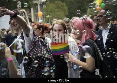 Belgrad, Belgrad, Serbien. 17 Sep, 2017. Europa, Serbien, Belgrad, 17. September 2017: Gay Pride für die Straßen von Belgrad. In einer Stadt gesperrt und von der Polizei aus Angst vor Angriffen durch homophobes und Fußball-Fans bewaffnet, die LGBT Gemeinschaft für die Partei wieder vereint. Zum ersten Mal eine homosexuelle Premierminister in der Parade teilnimmt. Die Serbische homosexuelle Gemeinschaft fordert Rechte. Credit: Danilo Balducci/ZUMA Draht/Alamy leben Nachrichten Stockfoto