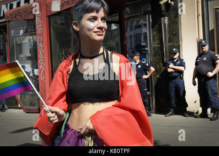 Belgrad, Belgrad, Serbien. 17 Sep, 2017. Europa, Serbien, Belgrad, 17. September 2017: Gay Pride für die Straßen von Belgrad. In einer Stadt gesperrt und von der Polizei aus Angst vor Angriffen durch homophobes und Fußball-Fans bewaffnet, die LGBT Gemeinschaft für die Partei wieder vereint. Zum ersten Mal eine homosexuelle Premierminister in der Parade teilnimmt. Die Serbische homosexuelle Gemeinschaft fordert Rechte. Credit: Danilo Balducci/ZUMA Draht/Alamy leben Nachrichten Stockfoto