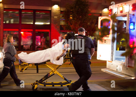 Chicago, USA. 16 Sep, 2017. Eine Frau während eines Protestes in St. Louis, Missouri, USA, Sept. 16, 2017 ins Krankenhaus eingeliefert. Polizei am Samstag die Barrikaden um das Gericht und Polizei Hauptsitz in St. Louis, Missouri, aussteifung mehr Proteste, von denen erwartet wird, dass sie in den kommenden Tagen. Credit: Dane Iwata/Xinhua/Alamy leben Nachrichten Stockfoto