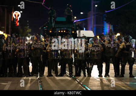 Chicago, USA. 16 Sep, 2017. Polizei Linie Märsche gegen Demonstranten in St. Louis, Missouri, USA, Sept. 16, 2017. Polizei am Samstag die Barrikaden um das Gericht und Polizei Hauptsitz in St. Louis, Missouri, aussteifung mehr Proteste, von denen erwartet wird, dass sie in den kommenden Tagen. Credit: Dane Iwata/Xinhua/Alamy leben Nachrichten Stockfoto