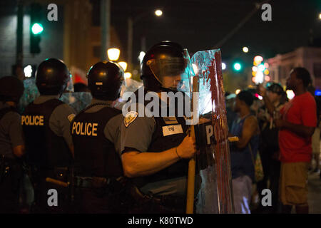 Chicago, USA. 16 Sep, 2017. Polizei Wache als Demonstranten März in St. Louis, Missouri, USA, Sept. 16, 2017. Polizei am Samstag die Barrikaden um das Gericht und Polizei Hauptsitz in St. Louis, Missouri, aussteifung mehr Proteste, von denen erwartet wird, dass sie in den kommenden Tagen. Credit: Dane Iwata/Xinhua/Alamy leben Nachrichten Stockfoto