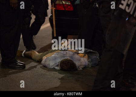 Chicago, USA. 16 Sep, 2017. Ein Student von der Washington University in St. Louis, Missouri, USA, Sept. 16, 2017 verhaftet. Polizei am Samstag die Barrikaden um das Gericht und Polizei Hauptsitz in St. Louis, Missouri, aussteifung mehr Proteste, von denen erwartet wird, dass sie in den kommenden Tagen. Credit: Dane Iwata/Xinhua/Alamy leben Nachrichten Stockfoto