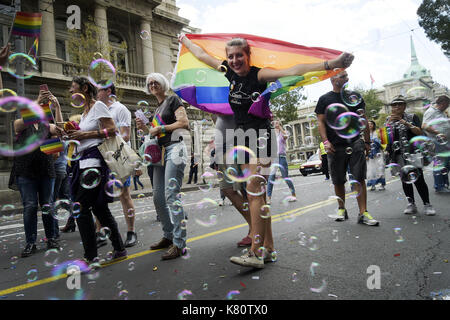 Belgrad, Belgrad, Serbien. 17 Sep, 2017. Europa, Serbien, Belgrad, 17. September 2017: Gay Pride für die Straßen von Belgrad. In einer Stadt gesperrt und von der Polizei aus Angst vor Angriffen durch homophobes und Fußball-Fans bewaffnet, die LGBT Gemeinschaft für die Partei wieder vereint. Zum ersten Mal eine homosexuelle Premierminister in der Parade teilnimmt. Die Serbische homosexuelle Gemeinschaft fordert Rechte. Credit: Danilo Balducci/ZUMA Draht/Alamy leben Nachrichten Stockfoto