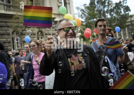 Belgrad, Belgrad, Serbien. 17 Sep, 2017. Europa, Serbien, Belgrad, 17. September 2017: Gay Pride für die Straßen von Belgrad. In einer Stadt gesperrt und von der Polizei aus Angst vor Angriffen durch homophobes und Fußball-Fans bewaffnet, die LGBT Gemeinschaft für die Partei wieder vereint. Zum ersten Mal eine homosexuelle Premierminister in der Parade teilnimmt. Die Serbische homosexuelle Gemeinschaft fordert Rechte. Credit: Danilo Balducci/ZUMA Draht/Alamy leben Nachrichten Stockfoto