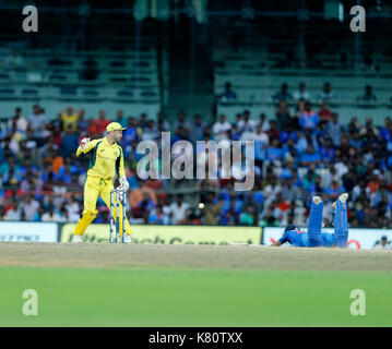 Chennai, Indien, 17. Sep 2017. MS Wade der Wicket Keeper der australischen Mannschaft kläglich fehlt die Unrundheit von B Kumar während der 1 ODI gegen Australien in Chennai am 17. Sep 2017. Seshadri SUKUMAR Stockfoto