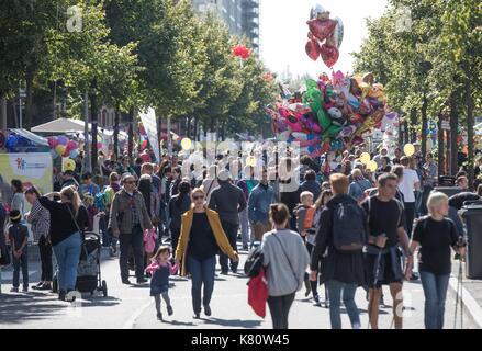 Berlin, Deutschland. 17 Sep, 2017. Menschen Kennzeichnung Welt Tag der Kinder (weltkindertag) am Potsdamer Platz in Berlin, Deutschland, 17. September 2017. Foto: Jörg Carstensen/dpa/Alamy leben Nachrichten Stockfoto