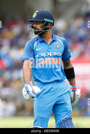 Chennai, Indien, 17. Sep 2017. Virat Kohli zurück zum Pavillon nach Bold von Coulter Neil von Maxwell während der 1 ODI gegen Australien in Chennai gefangen am 17. Sep 2017. Seshadri SUKUMAR Stockfoto