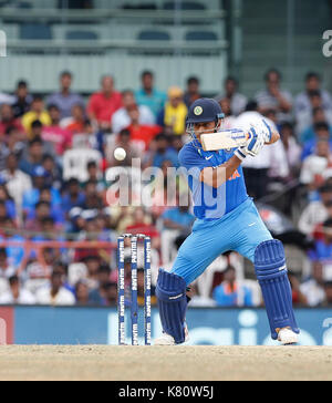 Chennai, Indien, 17. Sep 2017. MS Dhoni nimmt eine Vier von der Kugel von Zamba während der 1 ODI gegen Australien in Chennai am 17. Sep 2017. Seshadri SUKUMAR Stockfoto