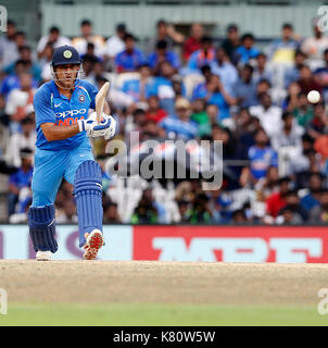 Chennai, Indien, 17. Sep 2017. MS Dhoni nimmt eine Vier von der Kugel von Zamba während der 1 ODI gegen Australien in Chennai am 17. Sep 2017. Seshadri SUKUMAR Stockfoto