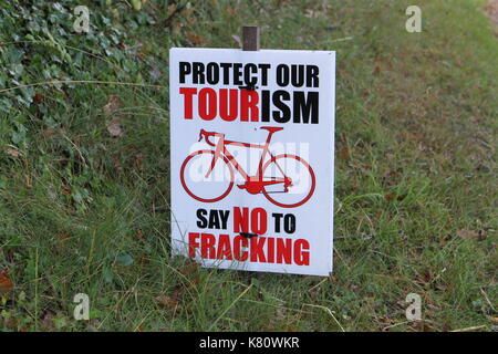 Anti-fracking Schilder am Straßenrand in North Yorkshire, England, UK in Bezug auf Kirby Misperton Proteste und Widerstand gegen Fracking in North Yorkshire. Die Proteste weiter in 2018 und unterliegen der Polizeiarbeit und werden regelmäßig in den Nachrichten gekennzeichnet wie die Opposition zu den gesamten fracking Prozess innerhalb der Gemeinschaft und im lokalen Umfeld bleibt. Eine Firma namens Dritten Energie beteiligt sind mit der Arbeit auf dem Gebiet der Lizenzierung Prozess innerhalb des Vereinigten Königreichs und Gerichtsurteile verbunden sind auch eine Funktion. Aktivisten sind häufig an der North Yorkshire Ort und Zeichen entfernt sind sichtbar. Stockfoto