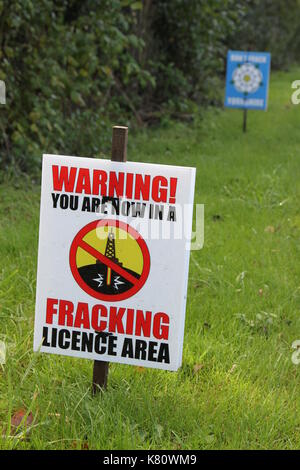 Anti-fracking Schilder am Straßenrand in North Yorkshire, England, UK in Bezug auf Kirby Misperton Proteste und Widerstand gegen Fracking in North Yorkshire. Die Proteste weiter in 2018 und unterliegen der Polizeiarbeit und werden regelmäßig in den Nachrichten gekennzeichnet wie die Opposition zu den gesamten fracking Prozess innerhalb der Gemeinschaft und im lokalen Umfeld bleibt. Eine Firma namens Dritten Energie beteiligt sind mit der Arbeit auf dem Gebiet der Lizenzierung Prozess innerhalb des Vereinigten Königreichs und Gerichtsurteile verbunden sind auch eine Funktion. Aktivisten sind häufig an der North Yorkshire Ort und Zeichen entfernt sind sichtbar. Stockfoto