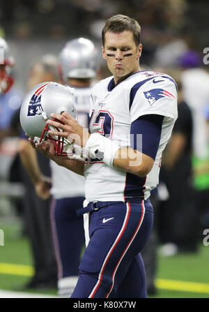 New Orleans, Louisiana, USA. 17 Sep, 2017. New England Patriots Quarterback Tom Brady nimmt seinen Helm während der Aufwärmphase für sein Spiel gegen die New Orleans Saints im Mercedes-Benz Superdome in New Orleans, Louisiana, USA am 17. September 2017. Credit: Dan Anderson/ZUMA Draht/Alamy leben Nachrichten Stockfoto