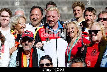 Oeiras, POR, 17. September 2017: Boris Becker nach dem 3:2-Sieg Deutschlands im Davis-Cup-Play-Off-Spiel gegen Portugal im Centro Desportivo Nacional Jamor in Oeiras/Lissabon. Quelle: Frank Molter/Alamy Live News Stockfoto