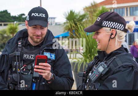 Bournemouth, Dorset, Großbritannien. 17 Sep, 2017. Bewaffnete Polizei und ghostbusters halten Bournemouth sicher! Credit: Carolyn Jenkins/Alamy leben Nachrichten Stockfoto