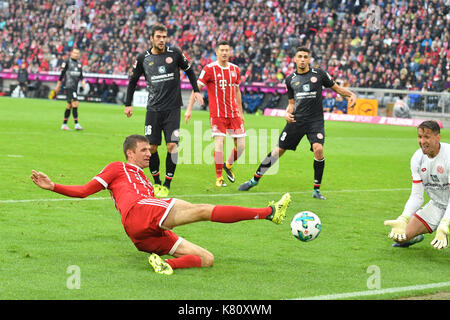 Muenchen, Deutschland. 16 Sep, 2017. Thomas Mueller (MULLER, FC Bayern München), Aktion, Zweikampf gegen das 1:0 fiel Rene ADLER (FSV Mainz), Strafraumszene. Fussball 1. Bundesliga, 4. Spieltag, Spieltag 04, FC Bayern München (M) -1. FSV FSV Mainz 05 (MZ) 4-0, am 16.09.2017 in München/Deutschland, A L L I A N Z A R E N A | Verwendung weltweit Quelle: dpa/Alamy leben Nachrichten Stockfoto