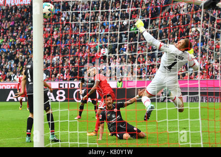 Muenchen, Deutschland. 16 Sep, 2017. Tochence Arturo VIDAL (FC Bayern München) im Strafraum gegen das 1:0 fiel Rene ADLER (FSV Mainz), Aktion, Strafraumszene. Fussball 1. Bundesliga, 4. Spieltag, Spieltag 04, FC Bayern München (M) -1. FSV FSV Mainz 05 (MZ) 4-0, am 16.09.2017 in München/Deutschland, A L L I A N Z A R E N A | Verwendung weltweit Quelle: dpa/Alamy leben Nachrichten Stockfoto