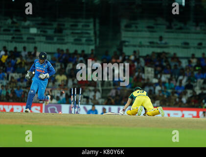 Chennai, Indien, 17. Sep 2017. MS Wade der Wicket Keeper der australischen Mannschaft durch MS Dhoni während der 1 ODI gegen Australien in Chennai ratlos am 17. Sep 2017. Seshadri SUKUMAR Stockfoto