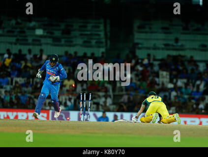 Chennai, Indien, 17. Sep 2017. MS Wade der Wicket Keeper der australischen Mannschaft durch MS Dhoni während der 1 ODI gegen Australien in Chennai ratlos am 17. Sep 2017. Seshadri SUKUMAR Stockfoto