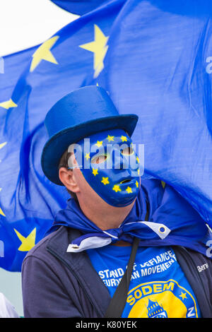 Bournemouth, Dorset, Großbritannien. 17 Sep, 2017. Stop Brexit Demonstration erfolgt mit den Liberaldemokraten Konferenz in Bournemouth zu decken. Mann in Blau tragen EU-Maske, sodem Zeit für Aktion t-shirt und Hut holding Flag. Credit: Carolyn Jenkins/Alamy leben Nachrichten Stockfoto