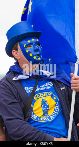 Bournemouth, Dorset, Großbritannien. 17 Sep, 2017. Stop Brexit Demonstration erfolgt mit den Liberaldemokraten Konferenz in Bournemouth zu decken. Mann in Blau tragen EU-Maske, sodem Zeit für Aktion t-shirt und Hut holding Flag. Credit: Carolyn Jenkins/Alamy leben Nachrichten Stockfoto