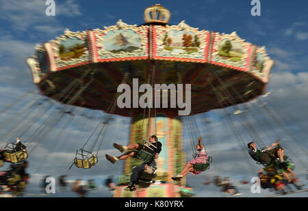 München, Deutschland. 17 Sep, 2017. Die Besucher des Oktoberfestes Wiesnbesucher auf einem Karussell in München, Deutschland, 17. September 2017. Foto: Andreas Gebert/dpa/Alamy leben Nachrichten Stockfoto