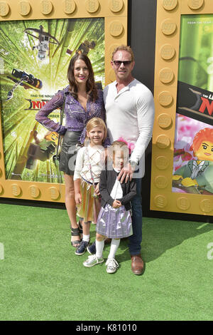 Westwood, Vereinigten Staaten von Amerika. 16 Sep, 2017. Ian Ziering mit Gattin Erin Kristine Ludwig und Töchtern Mia Loren Ziering und Penna Mae Ziering bei der Premiere von "Die LEGO Ninjago Film' in der Regency Dorf Theater. Westwood, 16.09.2017 | Verwendung der weltweiten Kredit: dpa/Alamy leben Nachrichten Stockfoto