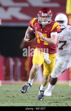 Los Angeles, CA, US, USA. 16 Sep, 2017. September 16, 2017: USC Trojans quarterback Sam Darnold (14) kriecht für einen ersten Abstieg in das Spiel zwischen der Texas Longhorns und die USC Trojans, das Los Angeles Memorial Coliseum Los Angeles, CA. Peter Joneleit/Zuma Leitung Service Credit: Peter Joneleit/ZUMA Draht/Alamy leben Nachrichten Stockfoto