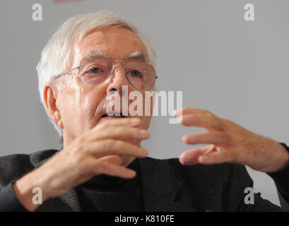 Frankfurt am Main, Deutschland. 15. Nov 2012. Architekten und Stadtplaner Albert Speer Jr. sitzt während einer Pressekonferenz für den Internationalen Hochhaus Preis in Frankfurt am Main, Deutschland, 15. November 2012. Sein Vater Albert Speer, Hitlers Architekt und eine wichtige Figur des Dritten Reiches. Foto: Arne Dedert | Verwendung weltweit/dpa/Alamy leben Nachrichten Stockfoto