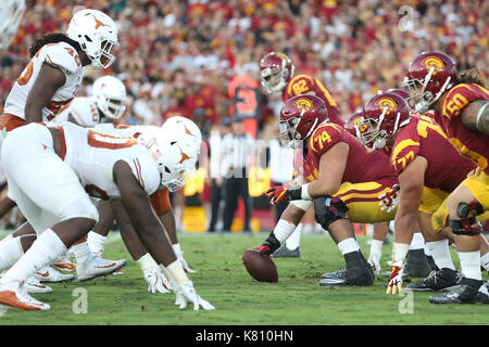 Los Angeles, CA, US, USA. 16 Sep, 2017. September 16, 2017: Beide Teams Line up, bevor ein Snap im Spiel zwischen der Texas Longhorns und die USC Trojans, das Los Angeles Memorial Coliseum Los Angeles, CA. Peter Joneleit/Zuma Leitung Service Credit: Peter Joneleit/ZUMA Draht/Alamy leben Nachrichten Stockfoto