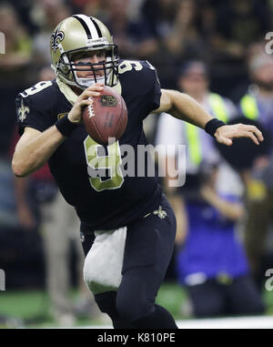 New Orleans, Louisiana, USA. 17 Sep, 2017. New Orleans Saints Quarterback Drew Brees sieht gegen die New England Patriots zu werfen im Mercedes-Benz Superdome in New Orleans, Louisiana, USA am 17. September 2017. Credit: Dan Anderson/ZUMA Draht/Alamy leben Nachrichten Stockfoto