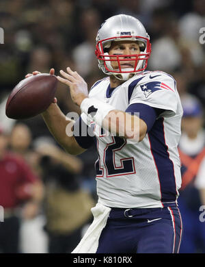 New Orleans, Louisiana, USA. 17 Sep, 2017. New England Patriots Quarterback Tom Brady sieht gegen die New Orleans Saints im Mercedes-Benz Superdome in New Orleans, Louisiana, USA am 17. September 2017 zu werfen. Credit: Dan Anderson/ZUMA Draht/Alamy leben Nachrichten Stockfoto