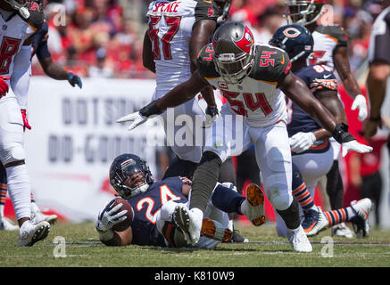 Florida, USA. 17 Sep, 2017. LOREN ELLIOTT | Zeiten. Tampa Bay Buccaneers außerhalb linebacker Lavonte David (54) feiert nach der Bekämpfung der Chicago Bears zurück laufen Jordan Howard (24) in der ersten Jahreshälfte ein NFL Spiel zwischen den Chicago Bears und Tampa Bay Buccaneers bei Raymond James Stadium in Tampa, Fla., auf Sonntag, Sept. 17, 2017. Credit: Loren Elliott/Tampa Bay Zeiten/ZUMA Draht/Alamy leben Nachrichten Stockfoto