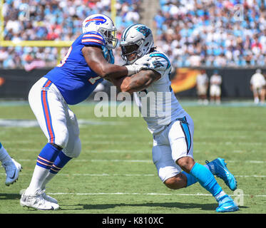 Charlotte, NC, USA. 17 Sep, 2017. Carolina Panthers defensive Ende Julius Pfeffer (90) Kämpfe an der Linie mit Buffalo Bills beleidigender Gerät Jordanien Mühlen (79) Während der NFL Spiel zwischen den Buffalo Bills und die Carolina Panthers an der Bank von Amerika Stadium in Charlotte, NC. William Howard/CSM/Alamy leben Nachrichten Stockfoto