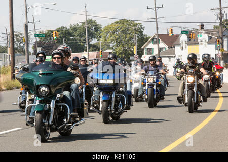 Sayreville, New Jersey, USA. 17, September, 2017. Jährliche Rolling Thunder über Route 35 in der Morgan Abschnitt Sayreville, NJ. Fahrt fängt in Roselle, NJ und endet an der Vietnam Veterans' Memorial in Holmdel, NJ mit kranzniederlegung Zeremonien. Ehren Veteranen, die Kriegsgefangene und fehlen in Aktion. Gail Tanski/Alamy Leben Nachrichten. Stockfoto