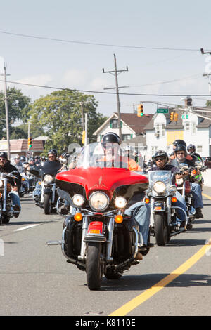 Sayreville, New Jersey, USA. 17, September, 2017. Jährliche Rolling Thunder über Route 35 in der Morgan Abschnitt Sayreville, NJ. Fahrt fängt in Roselle, NJ und endet an der Vietnam Veterans' Memorial in Holmdel, NJ mit kranzniederlegung Zeremonien. Ehren Veteranen, die Kriegsgefangene und fehlen in Aktion. Gail Tanski/Alamy Leben Nachrichten. Stockfoto